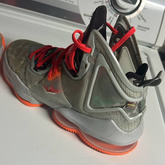 Used lebrons size 6.5 y, still in great  shape. - Picture 4 of 6